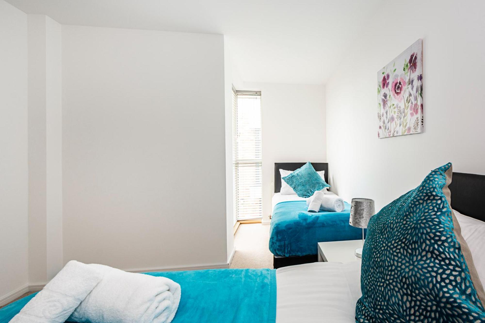 شقة Chiswick Park 3 Bed 3 Bath West London - Parking المظهر الخارجي الصورة