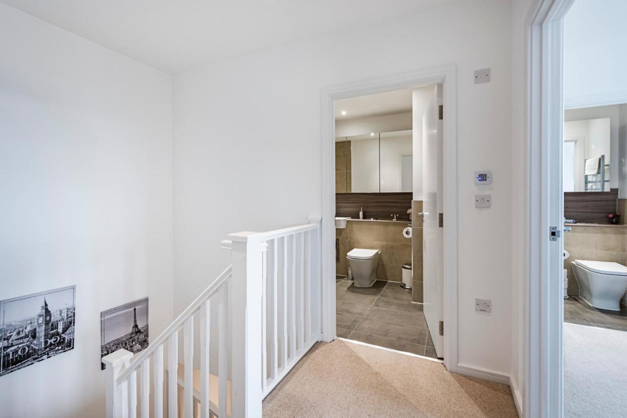 شقة Chiswick Park 3 Bed 3 Bath West London - Parking المظهر الخارجي الصورة